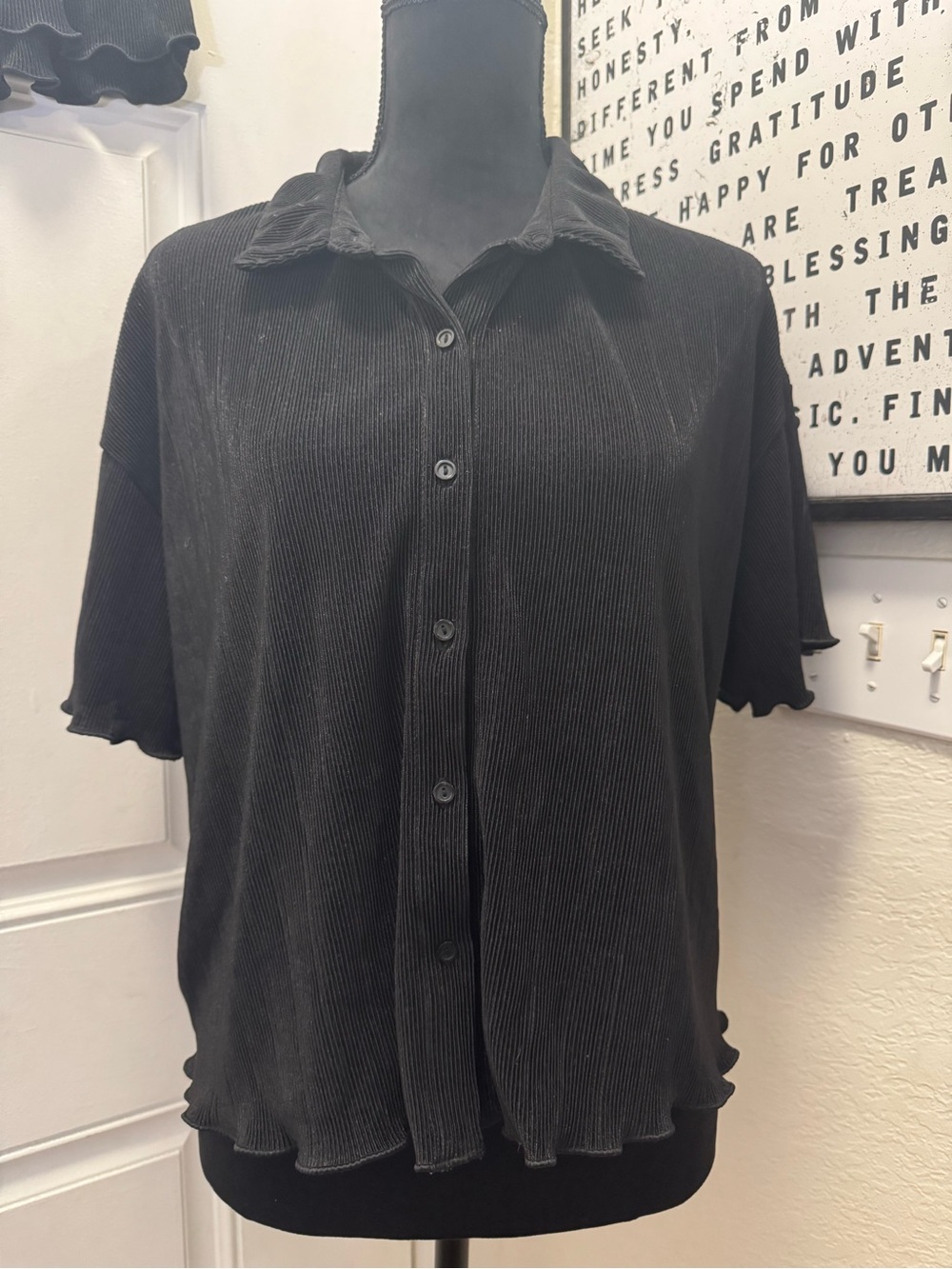 Colsie Black Ribbed Button-Up Top & Ruffle Shorts Set 0324 - Picture 2 of 5